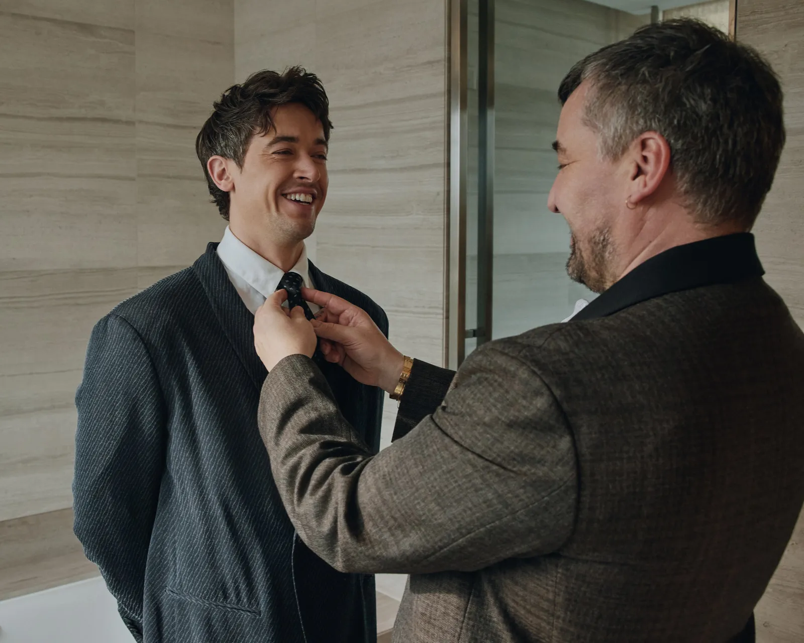 התמונה עשויה להכיל את Alex Lawther אביזרים ללבוש רשמי עניבה ראש אדם פנים שמח חיוך ביגוד חליפה ומבוגרים