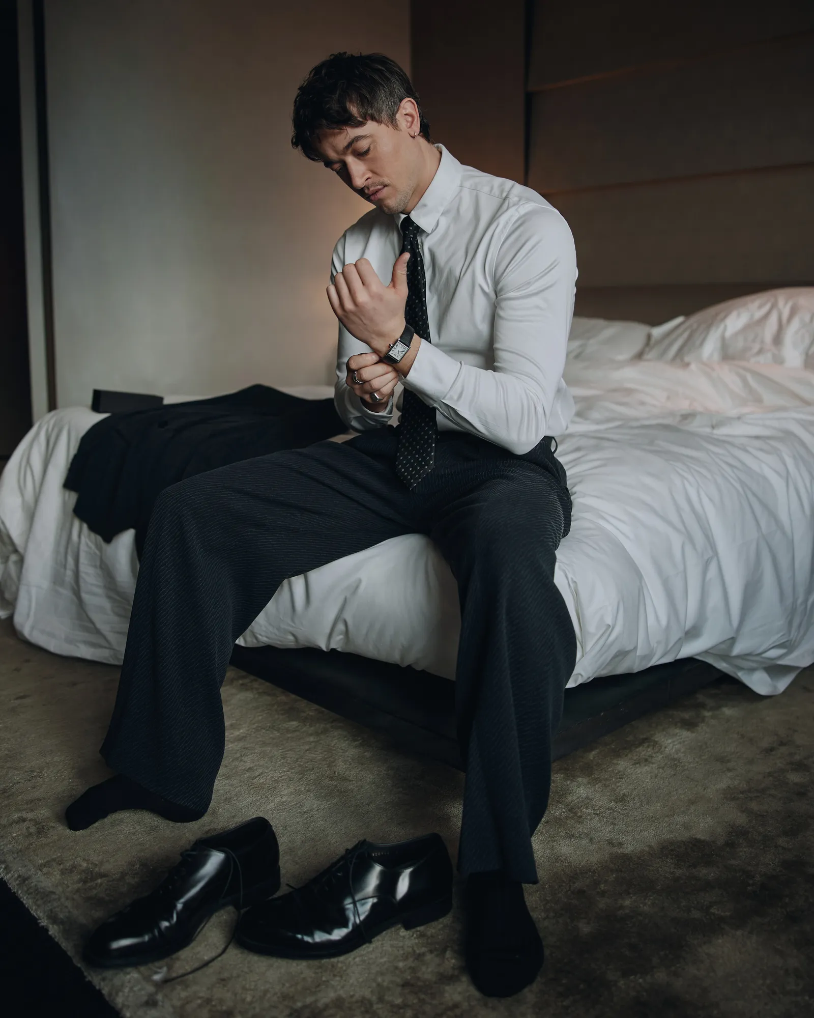 התמונה עשויה להכיל H. Hawkline אדם יושב לבישה רשמית ביגוד למבוגרים הנעלה נעל ראש פנים ואביזרים