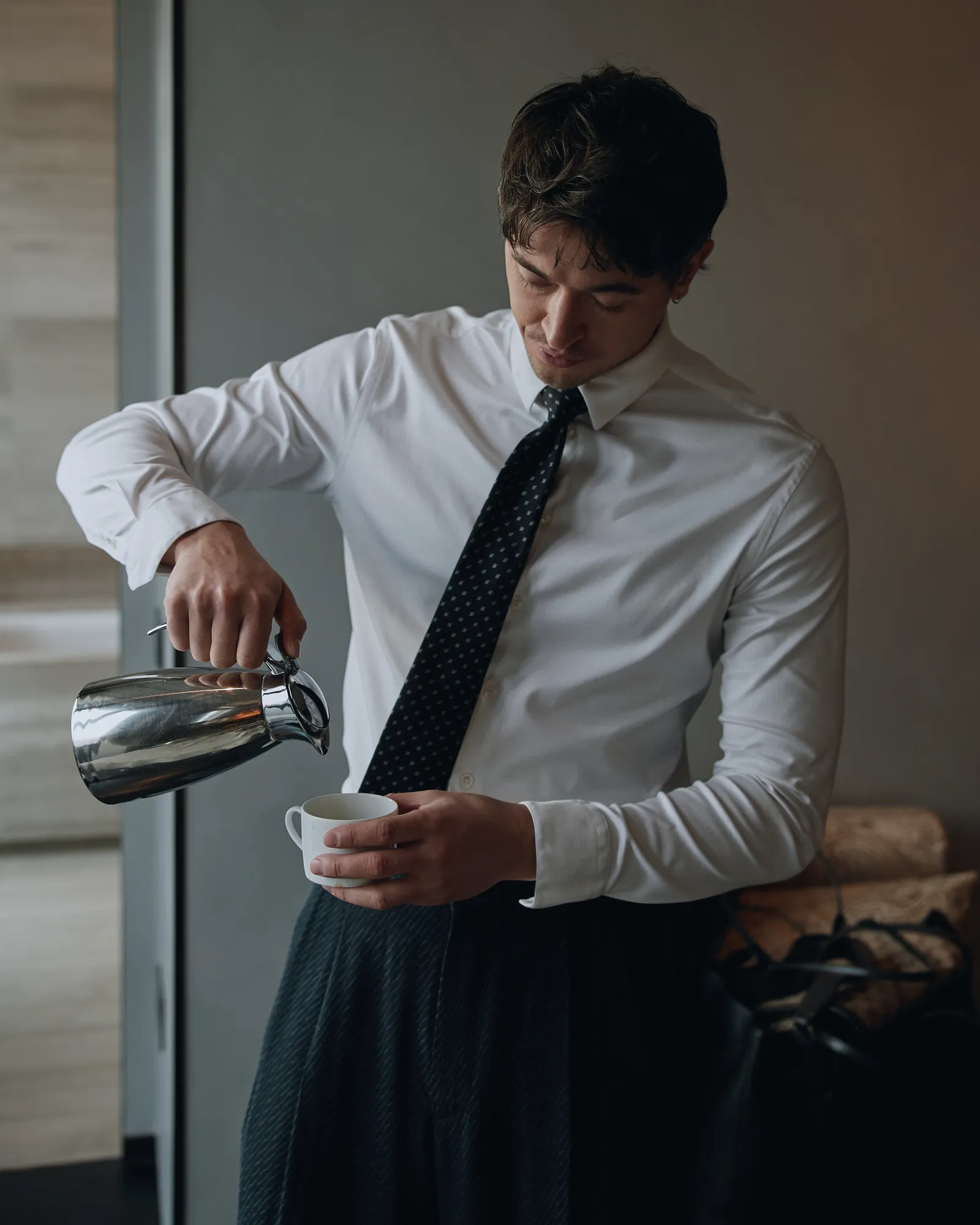 התמונה עשויה להכיל את ג'ייסון פוקס חולצת בגדי אדם למבוגרים כלי בישול סיר וכוס