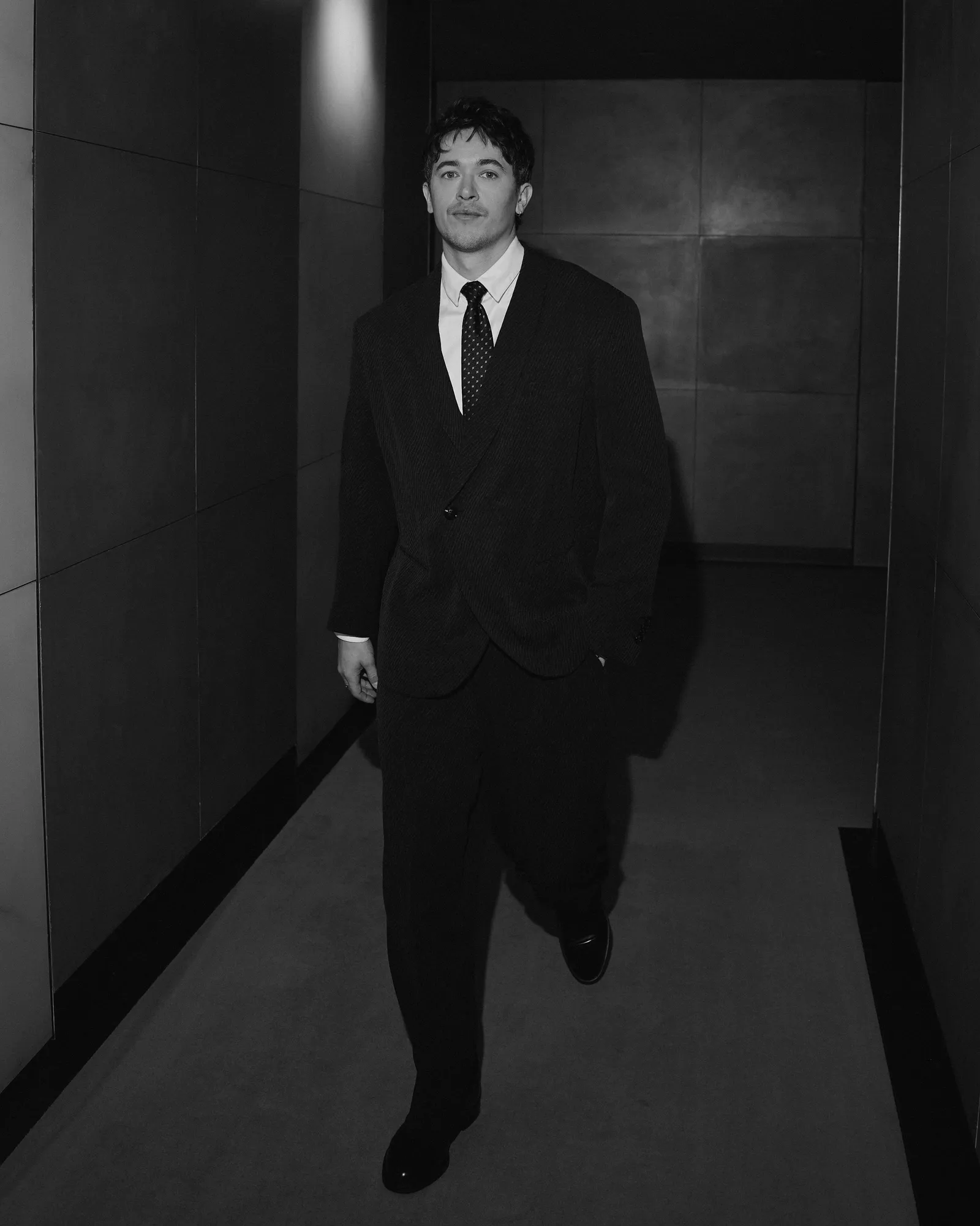 התמונה עשויה להכיל ג'ייסון פוקס ביגוד חליפת טוקסידו מעיל טוקסידו אביזרים לאדם מבוגר קשירה פנים וראש