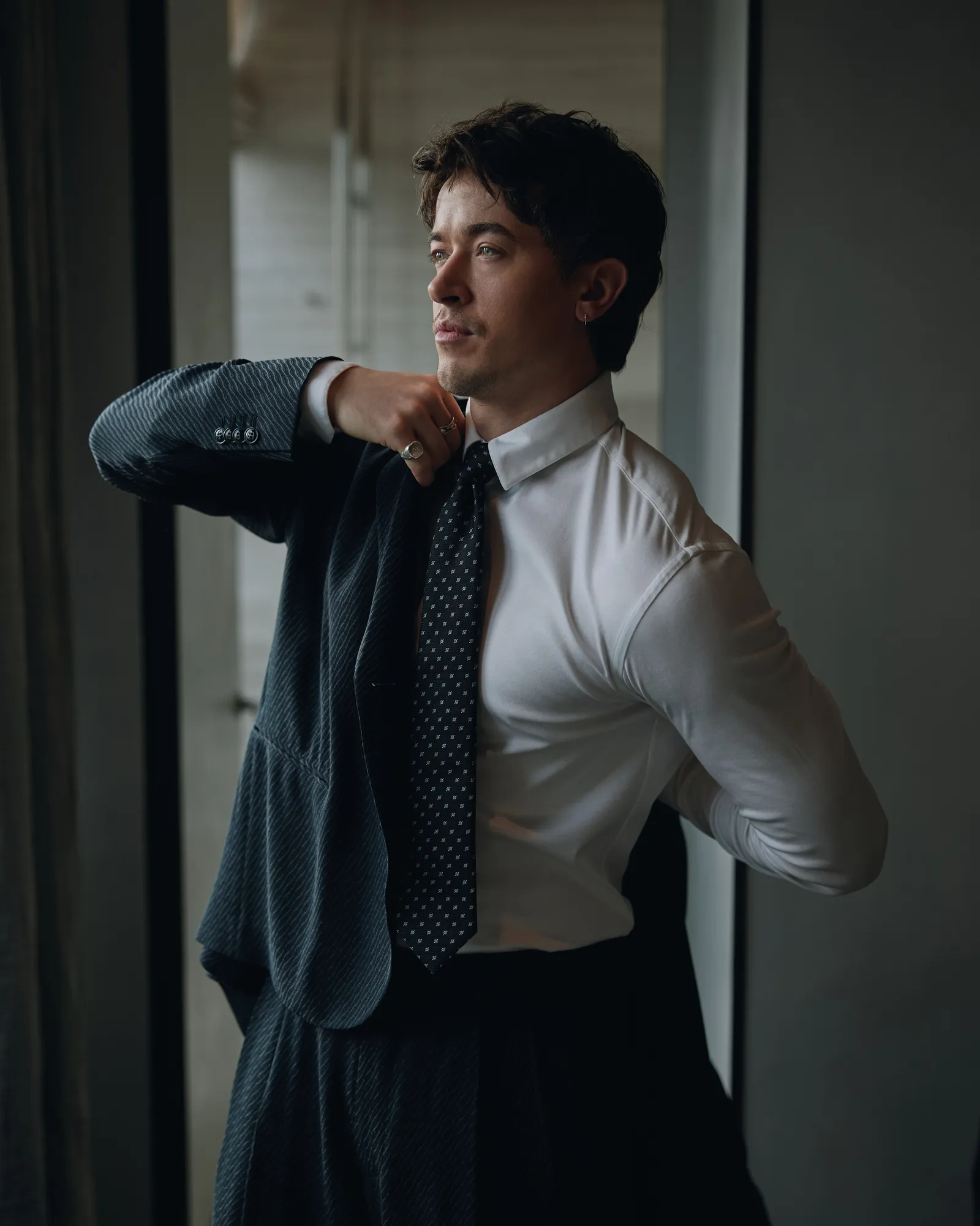 התמונה עשויה להכיל אביזרי לבוש רשמי עניבה פנים ראש אדם מבוגר שמח צילום ודיוקן