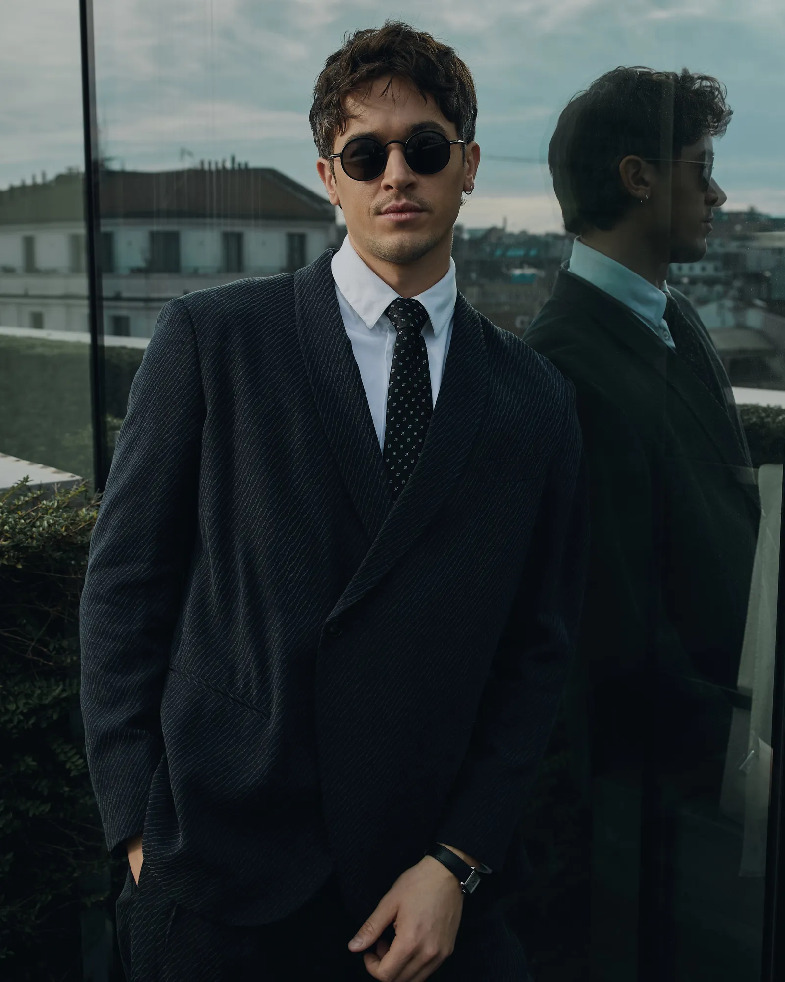 התמונה עשויה להכיל בלייזר מעיל לבוש רשמי מעיל חליפת אביזרים עניבה אדם מבוגר טוקסידו ומשקפי שמש