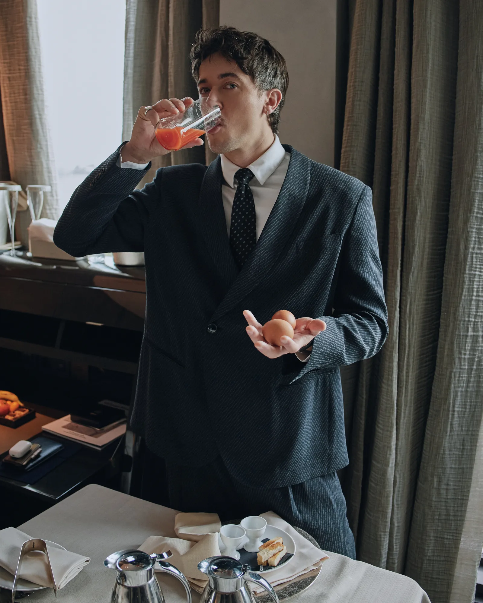 התמונה עשויה להכיל H. Hawkline משקאות אלכוהול אביזרי לבוש רשמי עניבה אדם שותה ושותה אלכוהול