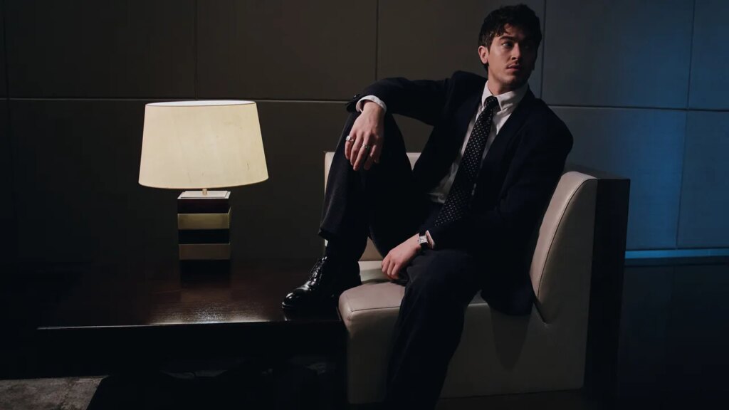 לטום בלית' יש את מה שצריך כדי להיות הג'יימס בונד הבא