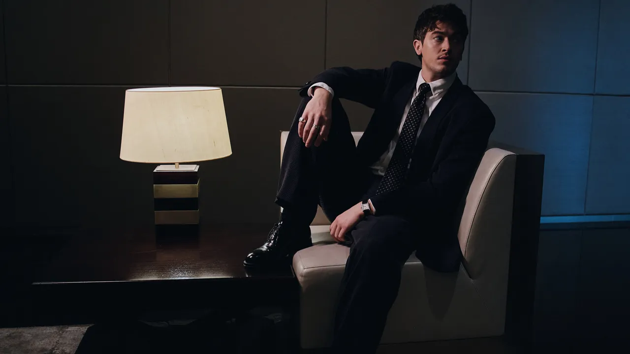 לטום בלית' יש את מה שצריך כדי להיות הג'יימס בונד הבא