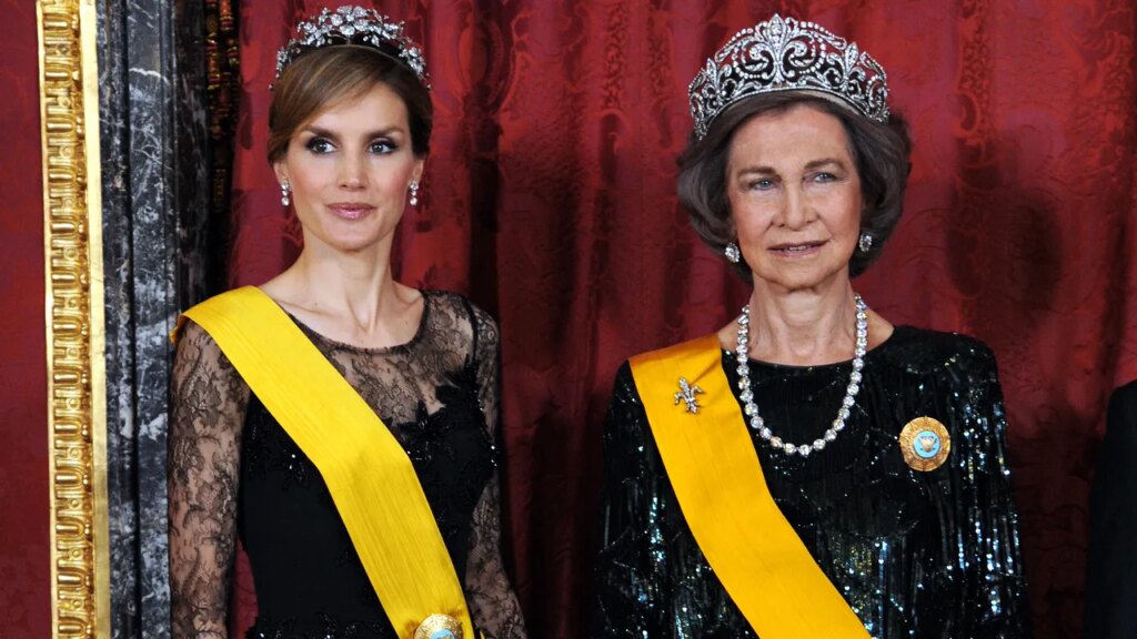 המלכה לטיציה חלקה שמלות ולנטינו עם חמותה, המלכה סופיה