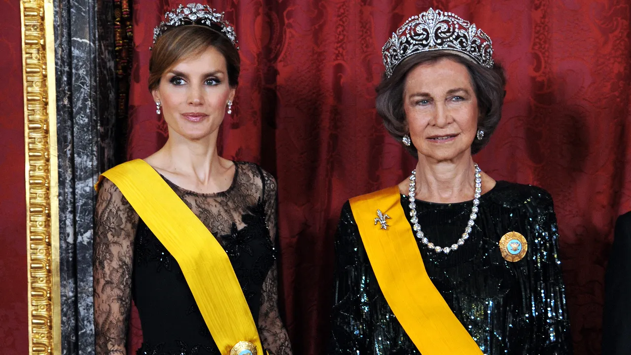 המלכה לטיציה חלקה שמלות ולנטינו עם חמותה, המלכה סופיה