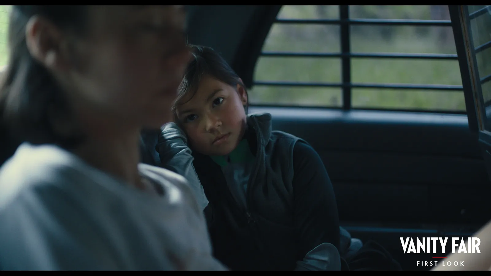 התמונה עשויה להכיל בגדים מעיל מעיל פנים ראש אדם צילום דיוקן עצוב מבוגר חתונה שמח וחייך