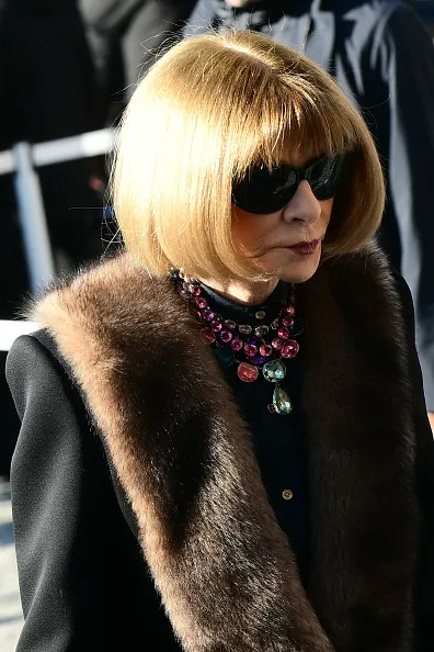 התמונה עשויה להכיל את אנה וינטור שיער בלונדיני אדם צילום פנים ראש פורטרט אביזרים ותכשיטים למבוגרים