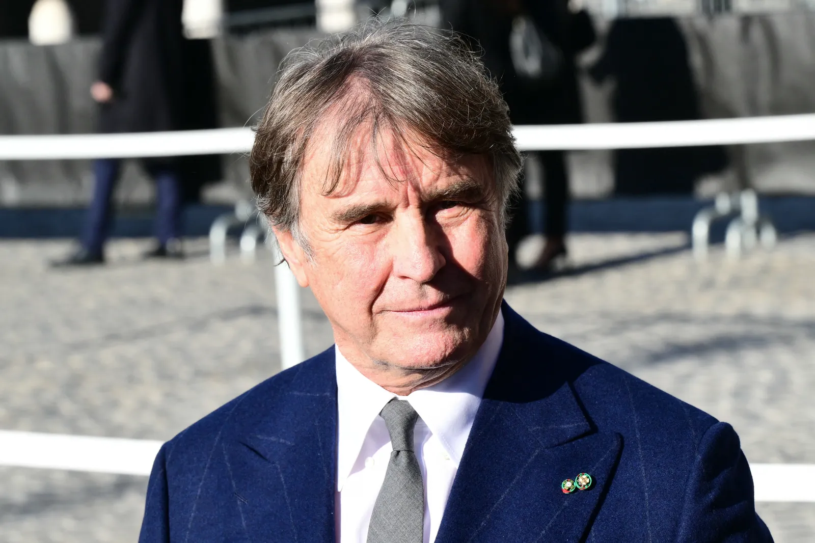 התמונה עשויה להכיל פנים צילום ראש אדם דיוקן זועף עצוב אביזרים לבוש רשמי עניבה למבוגרים ובגדים