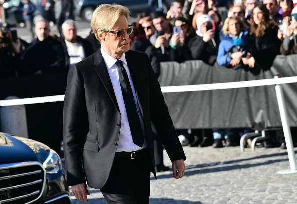 התמונה עשויה להכיל אביזרי לבוש רשמי חליפת ביגוד מעיל בלייזר מעיל וטוקסידו