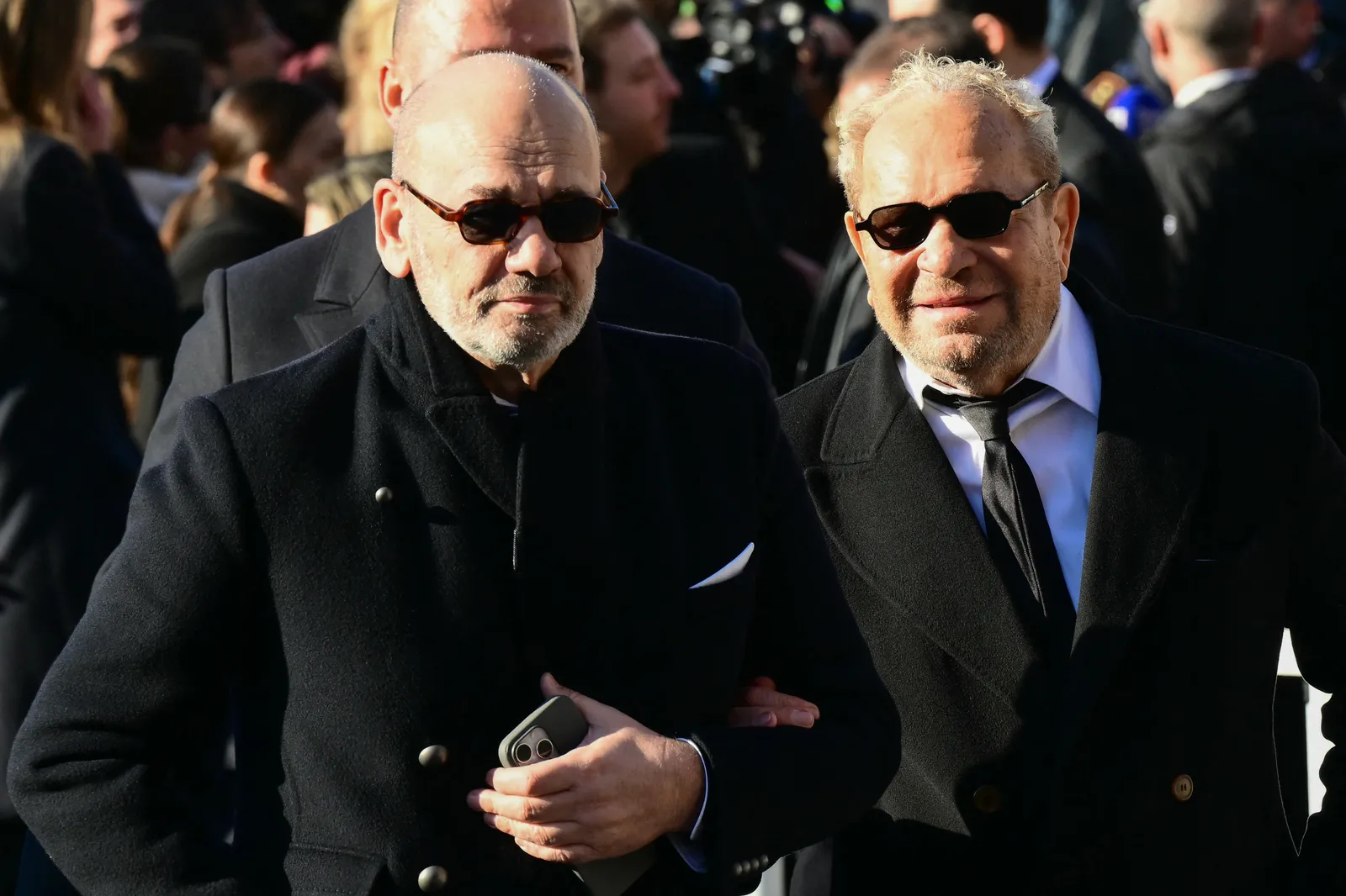 התמונה עשויה להכיל Serse Cosmi ביגוד מעיל אביזרי משקפי שמש מעיל פנים ראש אדם וצילום