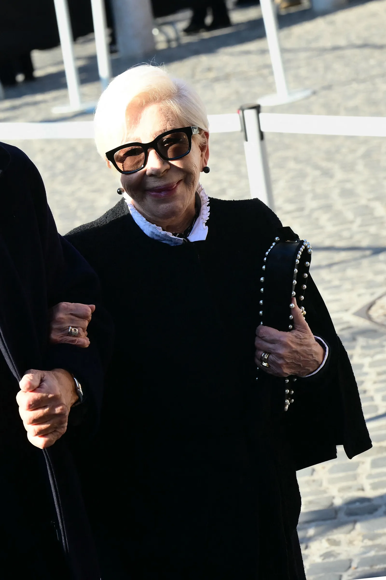 התמונה עשויה להכיל חלק גוף אצבע יד אדם פנים ראש צילום דיוקן אביזרים למבוגרים תכשיטים וטבעת