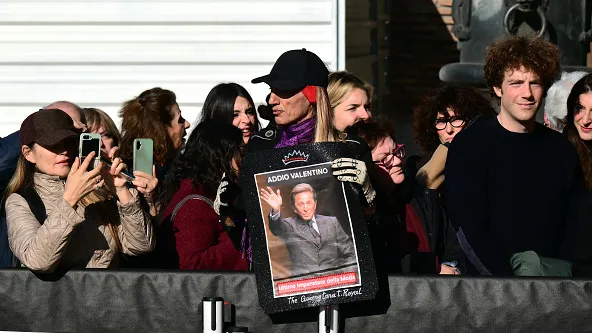 הלוויה של ולנטינו מושכת אבלים ברומא: "מאבדים את הפרח הכי יפה"