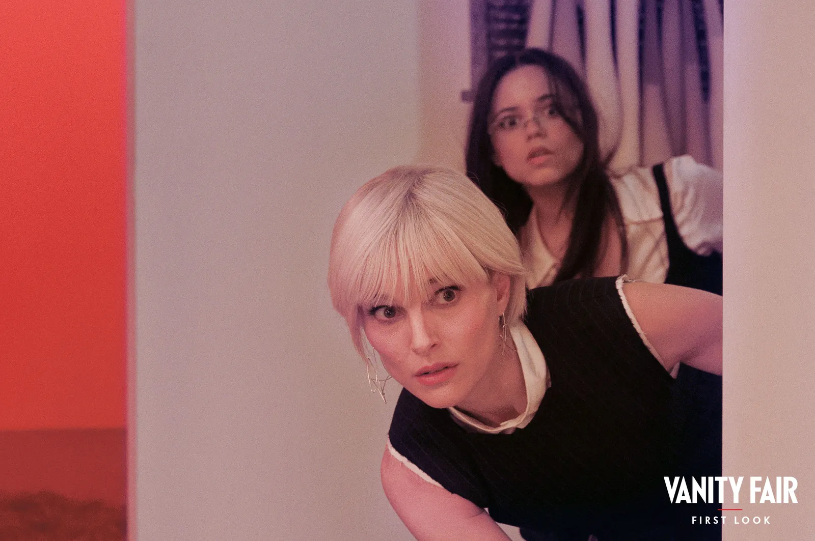 התמונה עשויה להכיל את נטלי פורטמן ג'נה אורטגה אדם מבוגר שיער בלונדיני צילום ראש ודיוקן