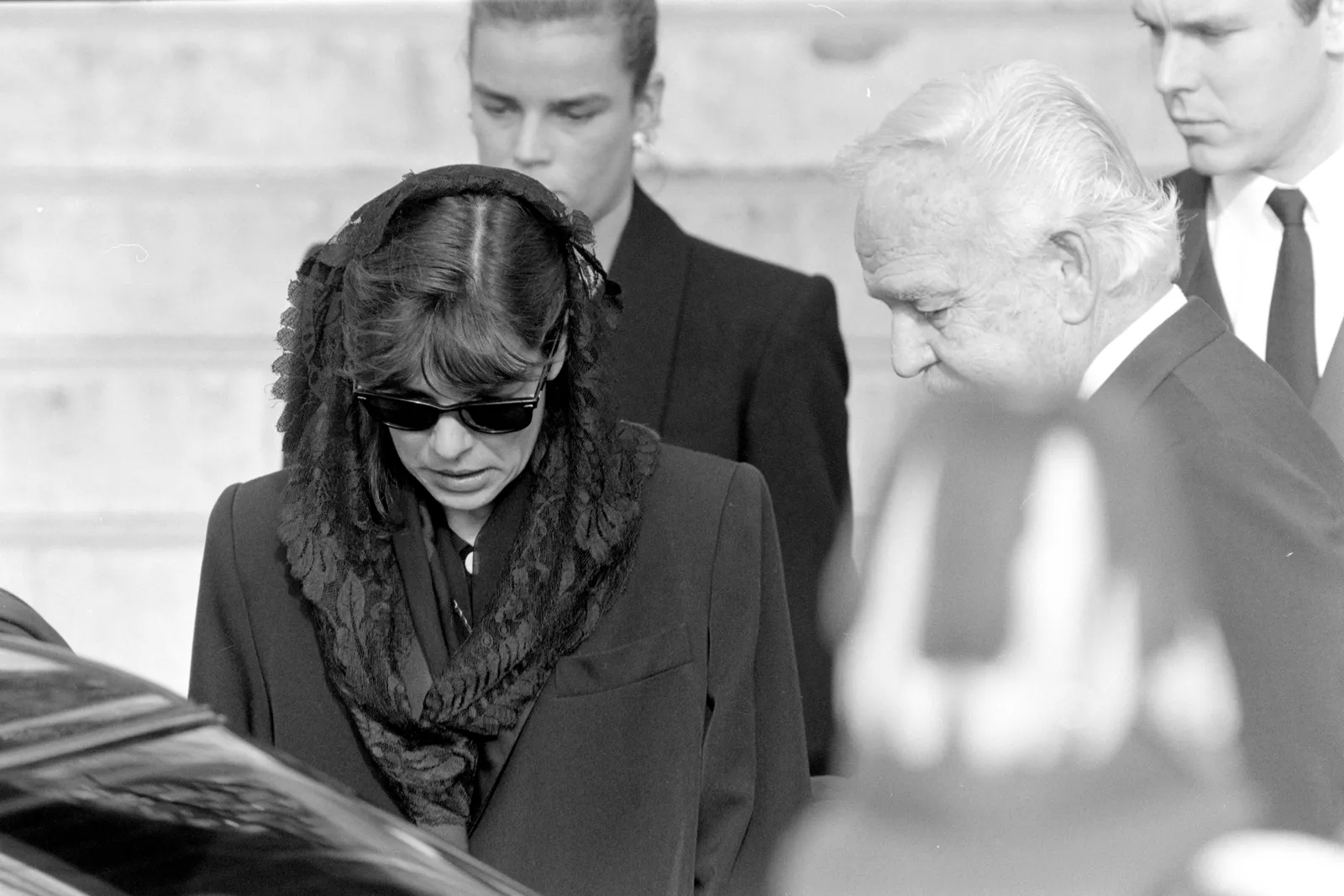 התמונה עשויה להכיל אביזרי Caroline Princess of Hanover משקפי שמש צילום פנים ראש אישי ודיוקן