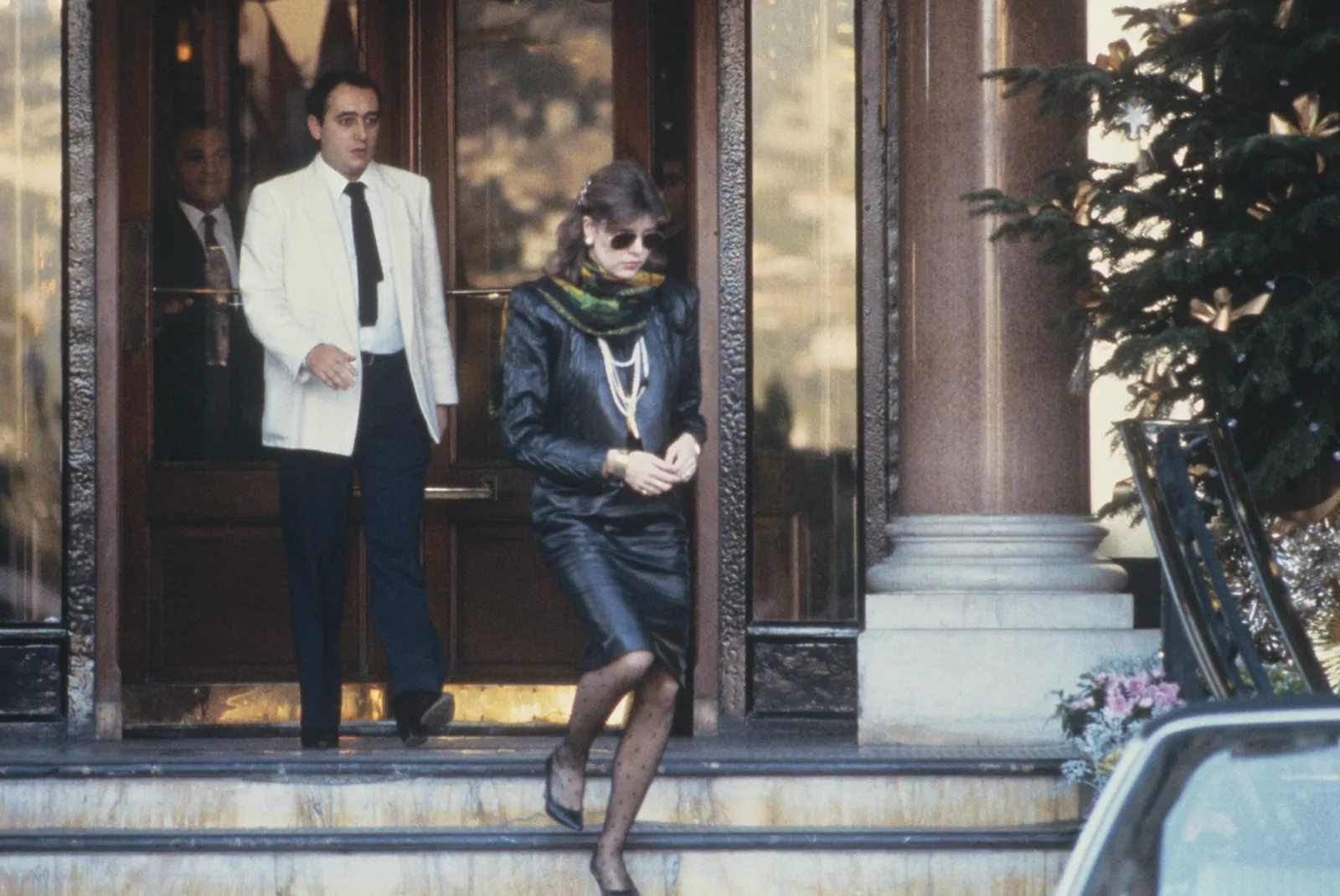 התמונה עשויה להכיל אדם ביגוד מעיל מעיל אביזרים למבוגרים לבוש רשמי עניבה בלייזר הנעלה נעל ומשקפיים