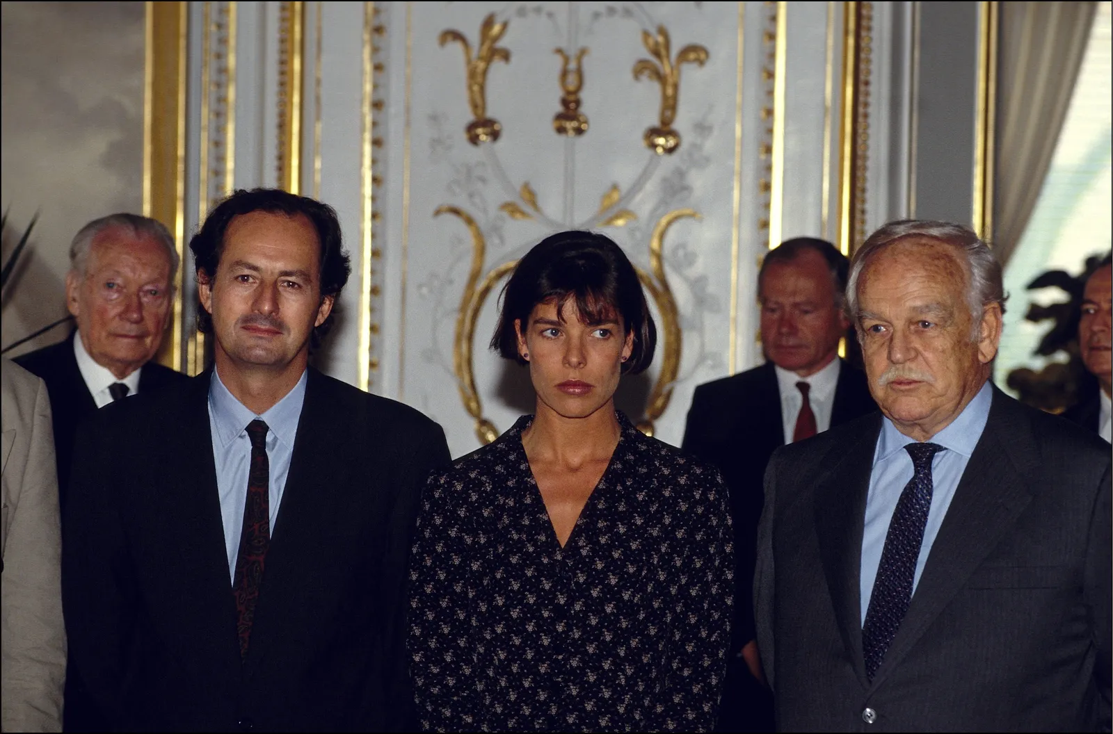 התמונה עשויה להכיל את קרוליין נסיכת האנובר אדם אביזרים למבוגרים לבוש רשמי עניבה חליפה ואנשים