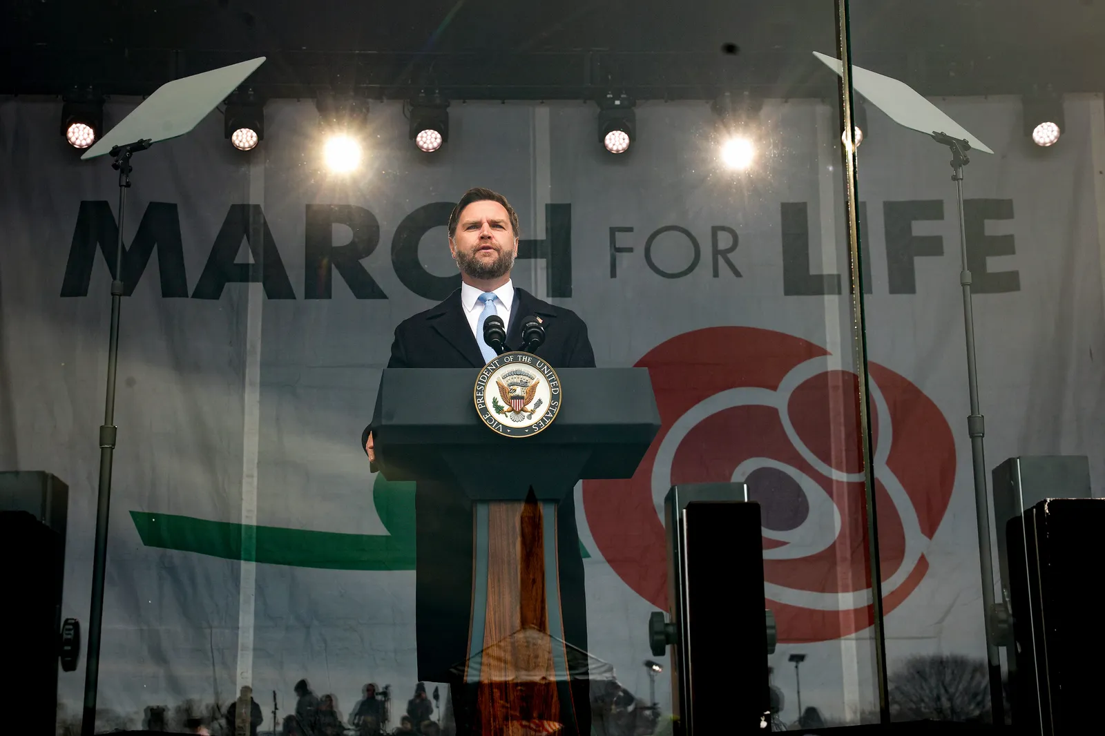 התמונה עשויה להכיל את פיטר גנצלר טדי וויליאמס פודיום ודיבור של קהל מבוגרים