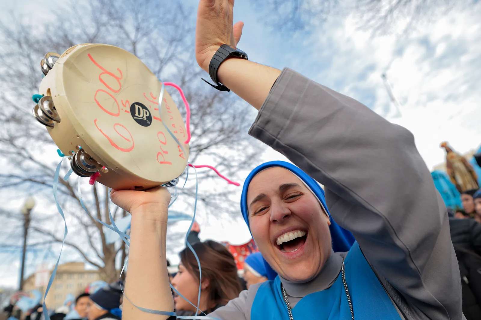 התמונה עשויה להכיל אדם מבוגר ראש פנים חלק גוף אצבע צילום בלון יד פורטרט בגדים וכובע