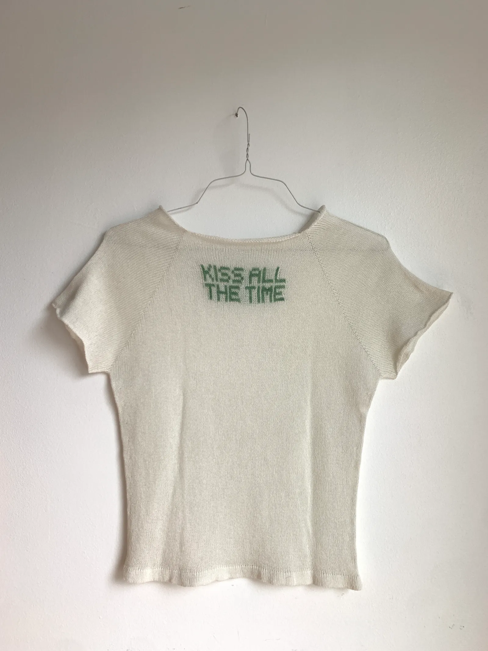 התמונה עשויה להכיל חולצה ושרוול חולצה ביגוד