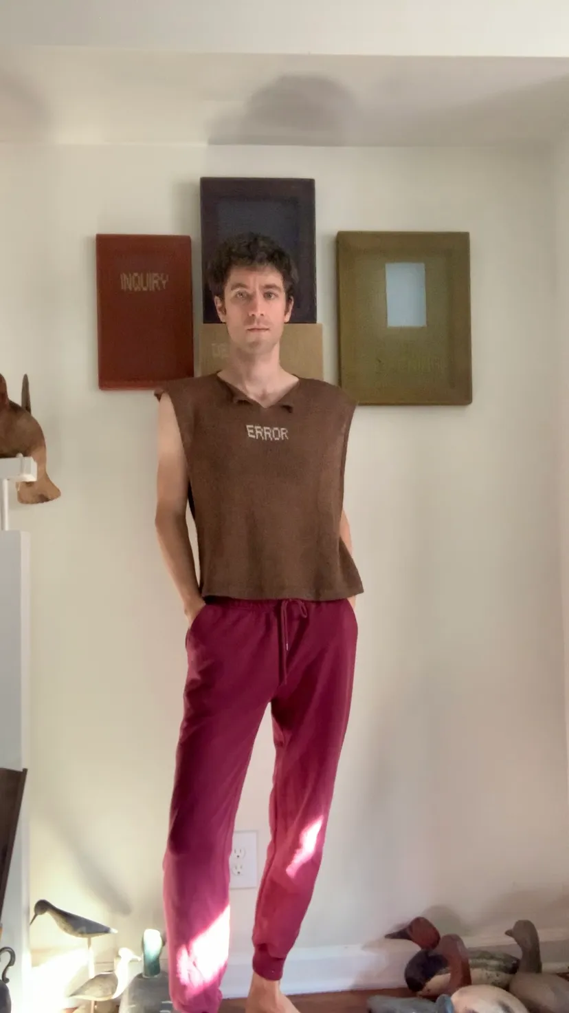 התמונה עשויה להכיל ביגוד של Brad Raider שרוול פנים צילום ראש אדם דיוקן חולצה וטקסט של נוער