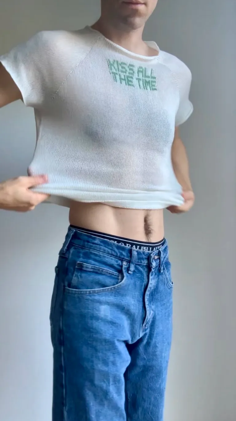 התמונה עשויה להכיל TShirt עם שרוול בגדים אדם ובני נוער