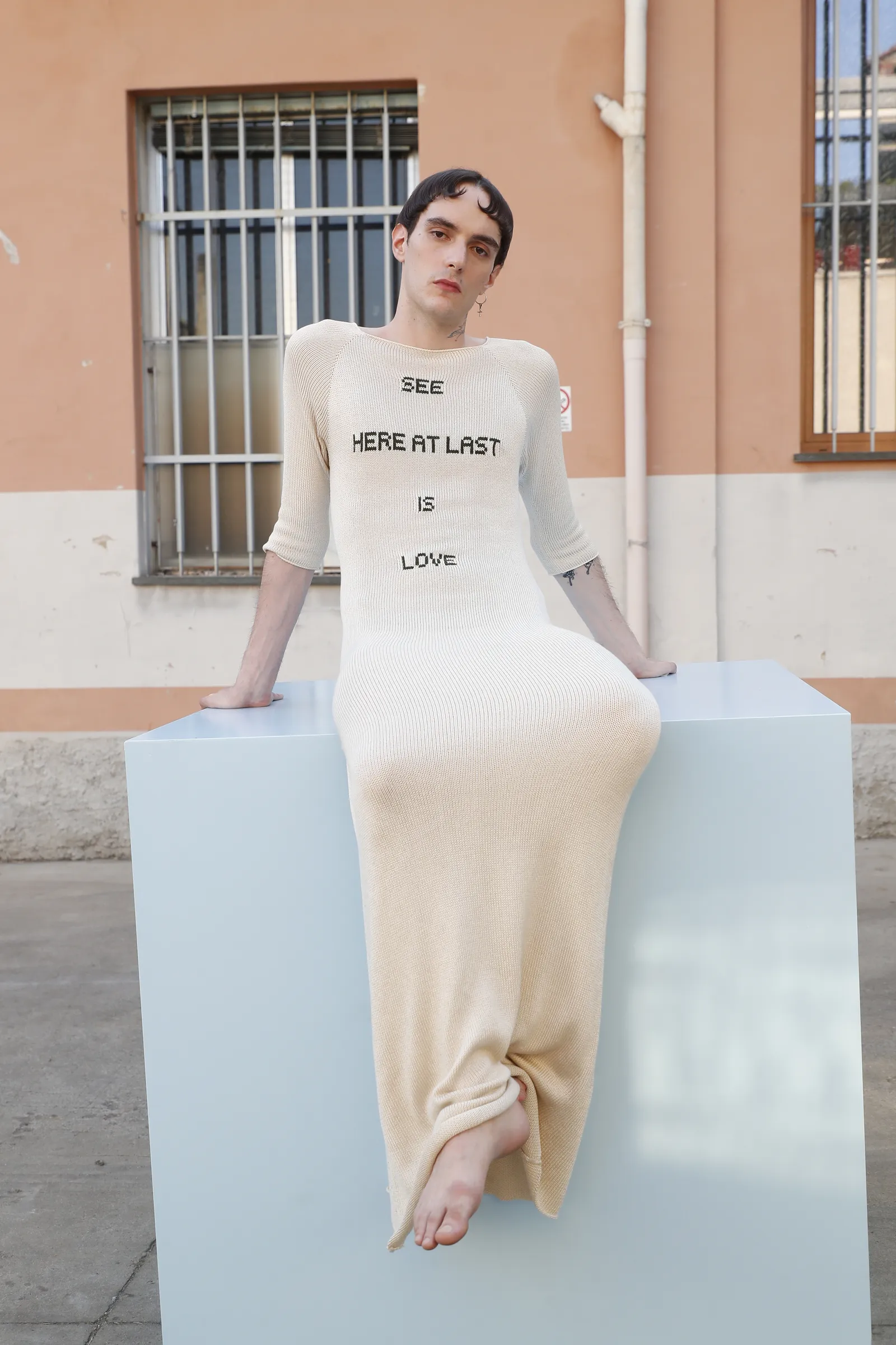 התמונה עשויה להכיל סטייסי מרטין ביגוד שרוול ארוך שרוול ארוך שמלת שמלת ערב שמלת ערב לבוש רשמי ומכנסיים