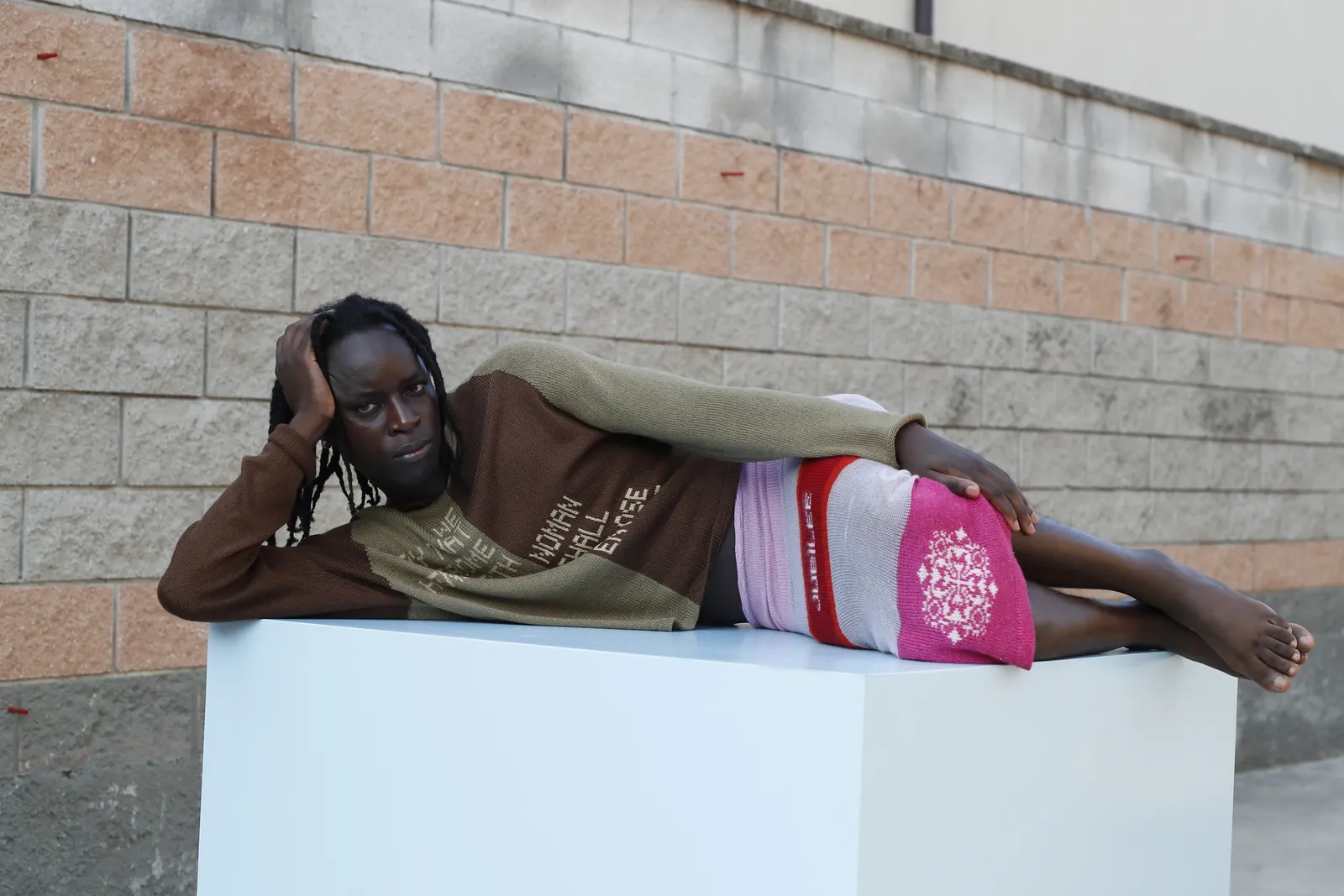 התמונה עשויה להכיל פנים צילום ראש אדם דיוקן ספה אביזרי ריהוט תיק תיק וכרית