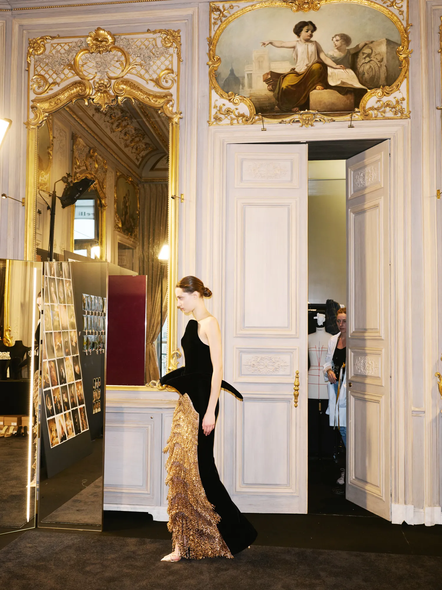 התמונה עשויה להכיל את ז'אן-בטיסט גרוז לאה ג'וצנו חדר הלבשה חדר פנימי חדר אדם מבוגר חתונה ולבוש רשמי