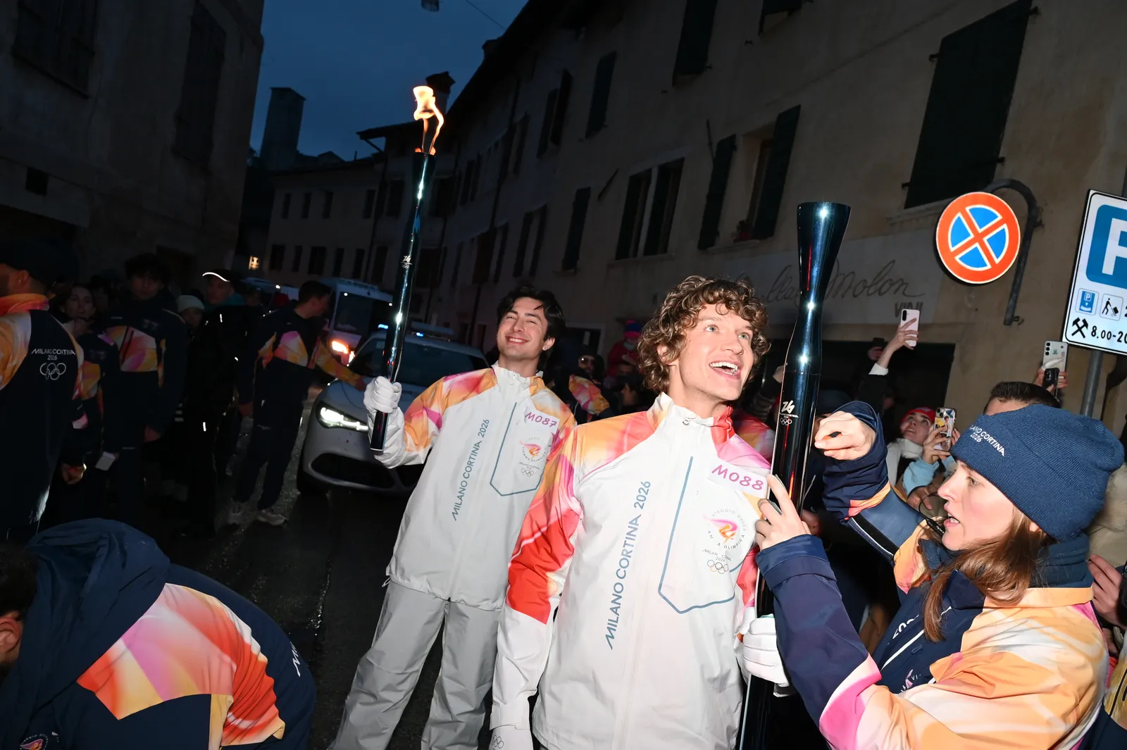 התמונה עשויה להכיל את Jan Lisiecki אדם מבוגר אור לפיד רכב תחבורה רכב אנשים ביגוד וכפפות