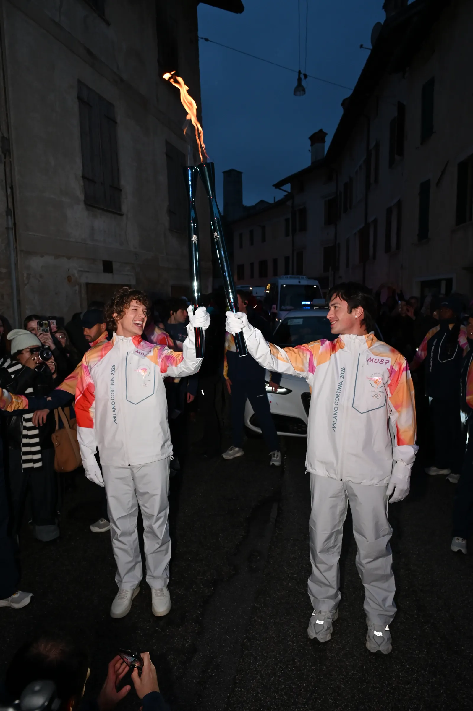 התמונה עשויה להכיל את יאן ליסיצקי אנדראס הסטלר Wisin אור אדם מבוגר לפיד ביגוד הנעלה נעל וחתונה