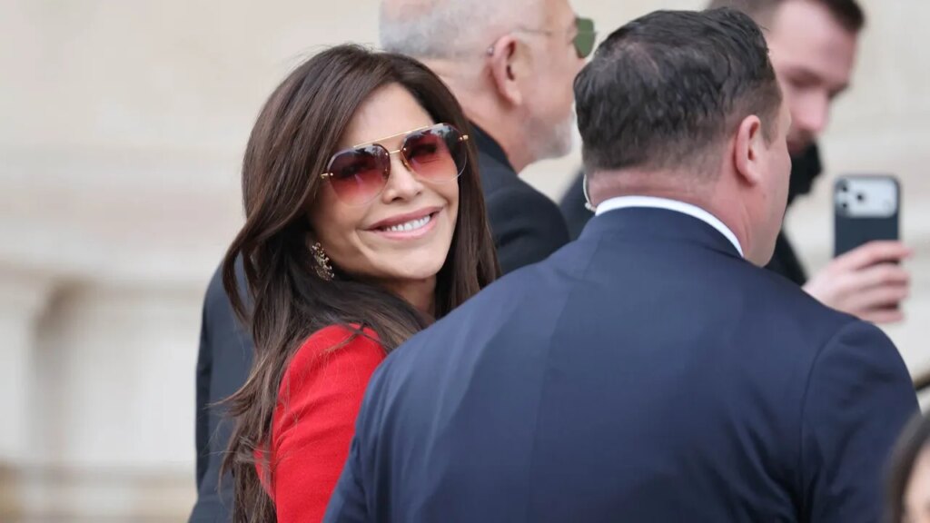 לורן סאנצ'ז בזוס אוהבת חליפות, בין אם הן ארגמן, צווארון פרווה או שוליים