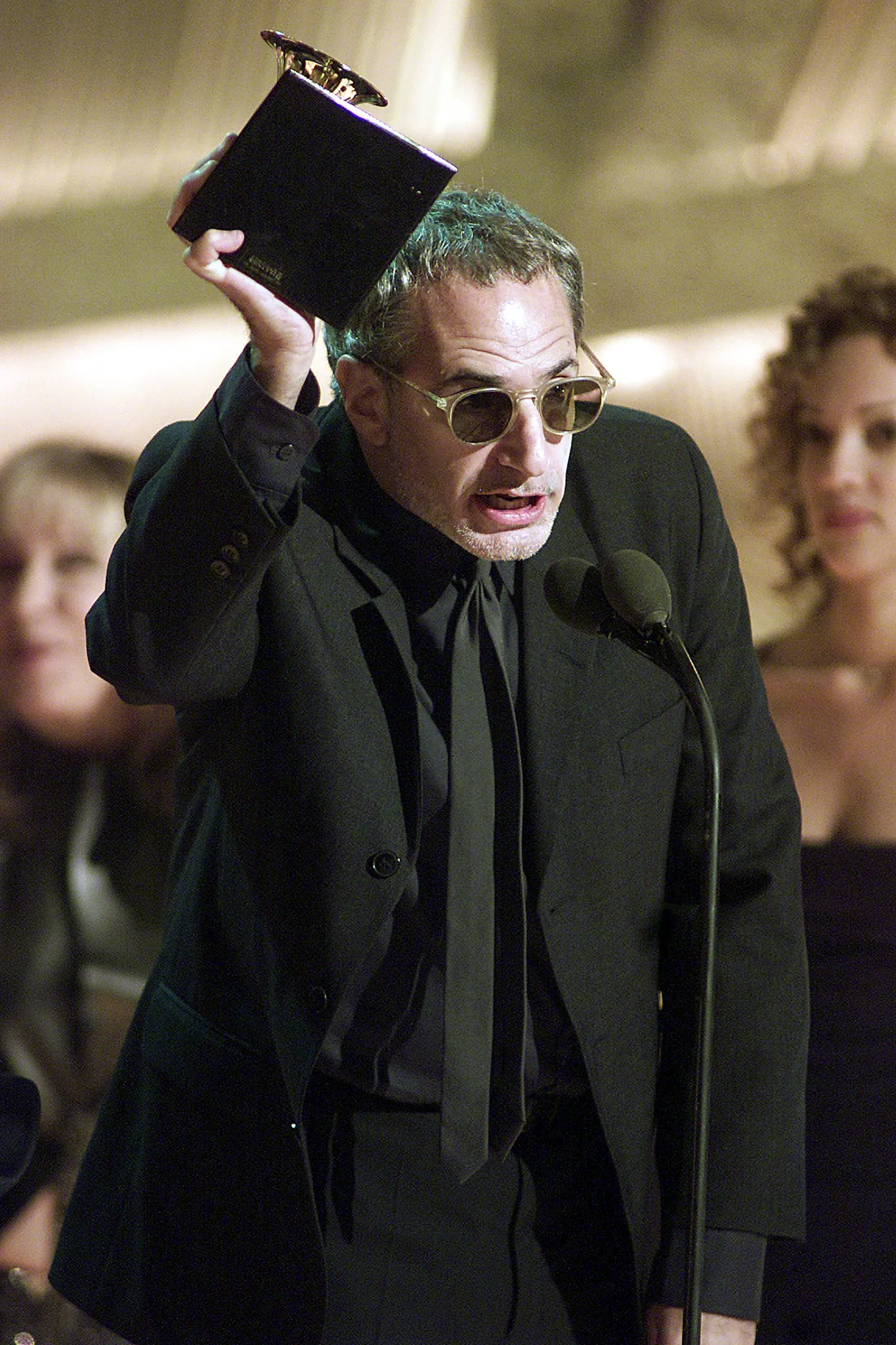 התמונה עשויה להכיל את דונלד פייגן Bette Midler בגדים מעיל פנים ראש אדם צילום פורטרט אנשים ובלייזר