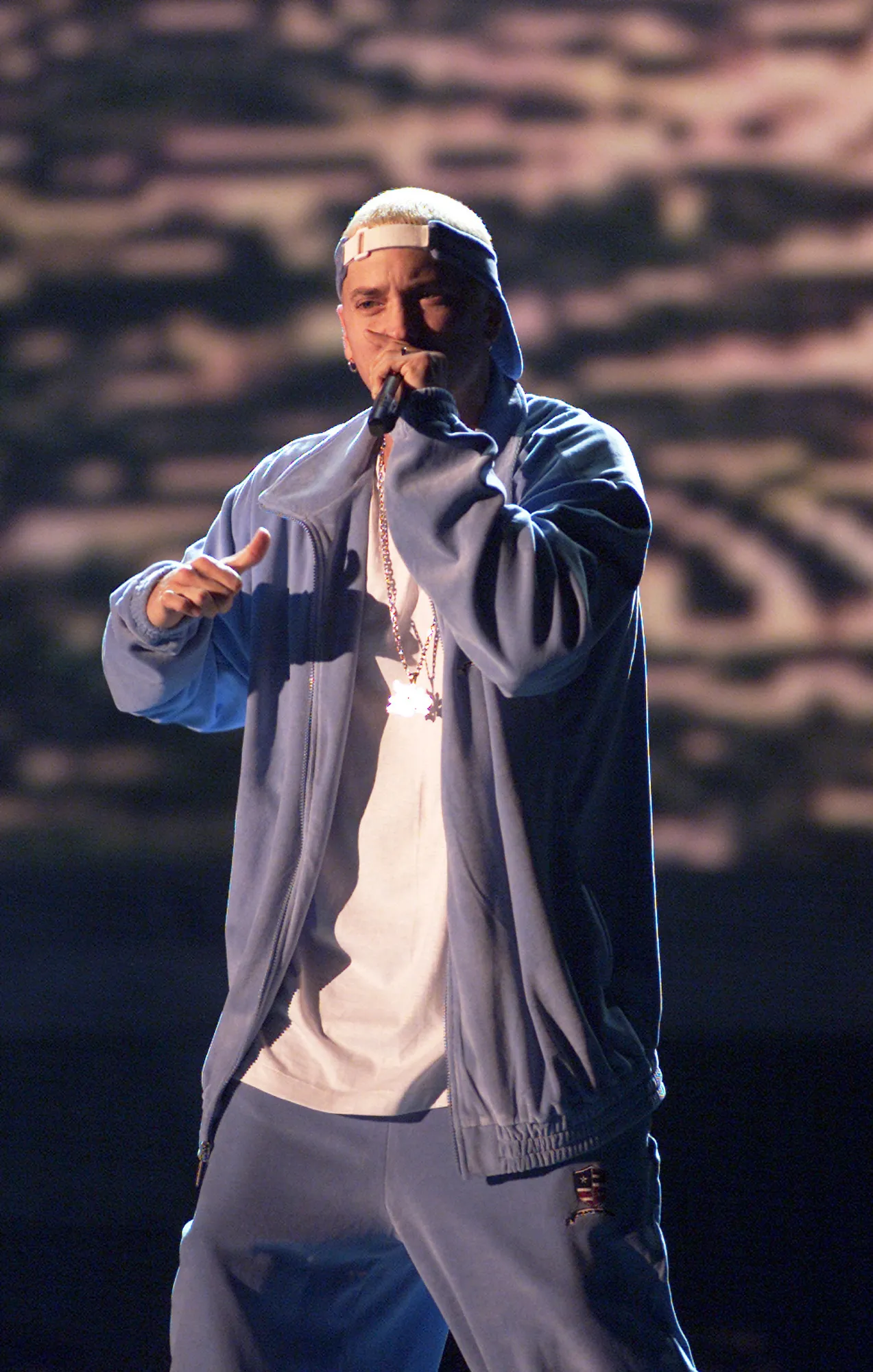 התמונה עשויה להכיל אמן פרפורמר אדם ביצוע סולו אנשים מבוגרים פנים וראש