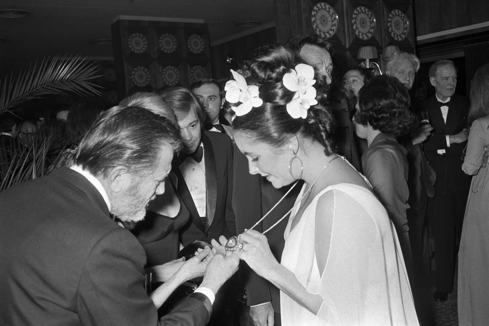 התמונה עשויה להכיל את אליזבת טיילור דון אוהלמייר אביזרים תכשיטים שרשרת פנים ראש אדם וצילום