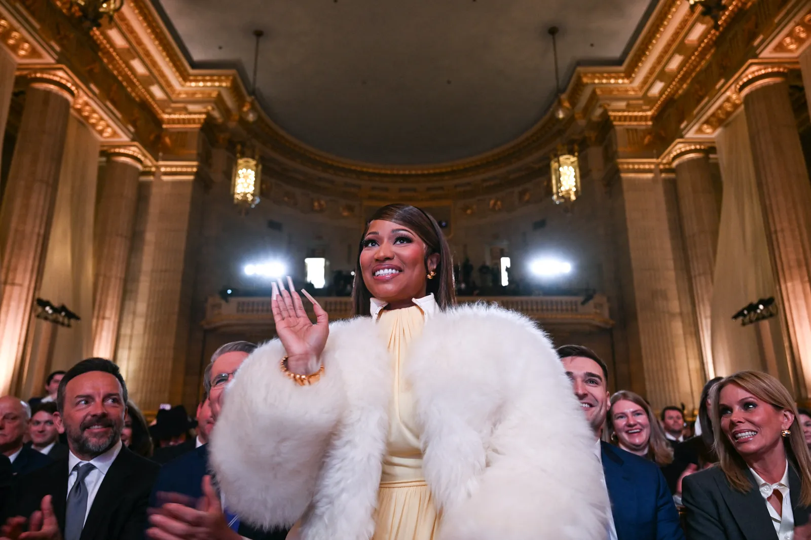 התמונה עשויה להכיל ניקי מינאז' צילום תאורה פנים ראש אדם דיוקן אביזרי צמיד תכשיטים ומנורה