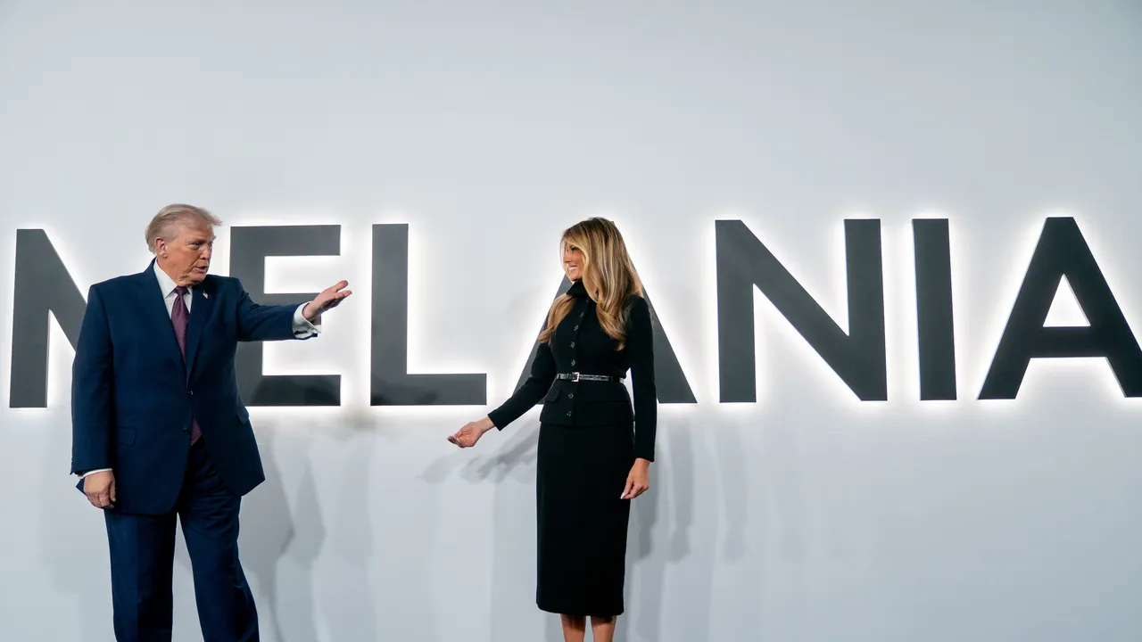 קנו בחנות זה בסדר: פורקים את הסגנון של סט MAGA בהקרנת הבכורה של מלניה