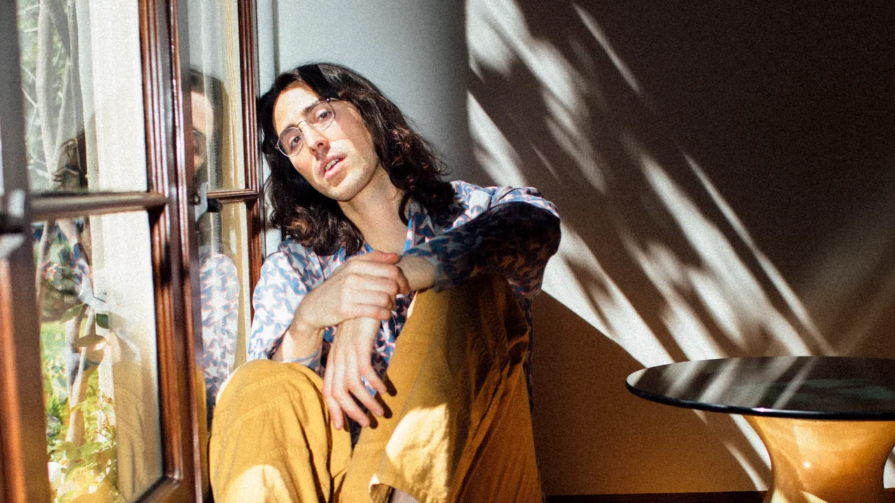 AG Cook הוא הנשק הסודי של Charli xcx - והיה חיוני לרגע