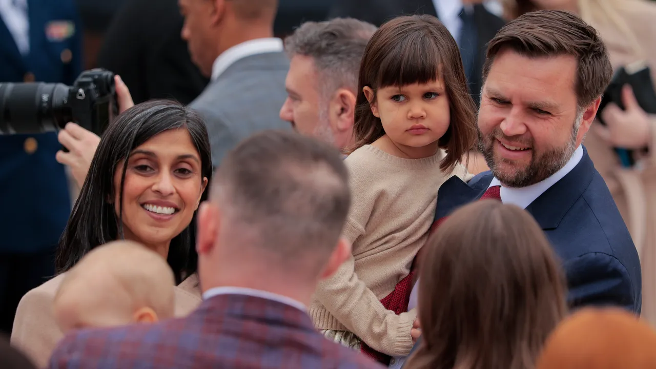 JD Vance ואשתו, אושה, זוג הפוסטרים של פרונטליזם, מביאים ילד רביעי לעולם