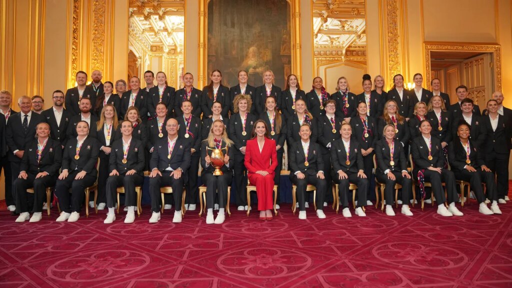 איך חליפת הארגמן של קייט מידלטון מהנהנת בעדינות לעבר אהבתה לרוגבי