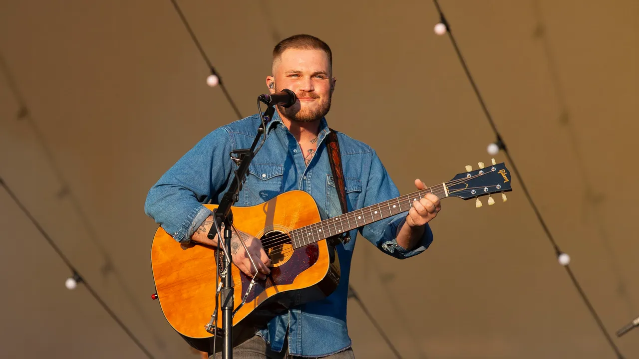 אשתו החדשה של זאק בריאן כיבדה את אמו המנוחה בשמלת הכלה שלה