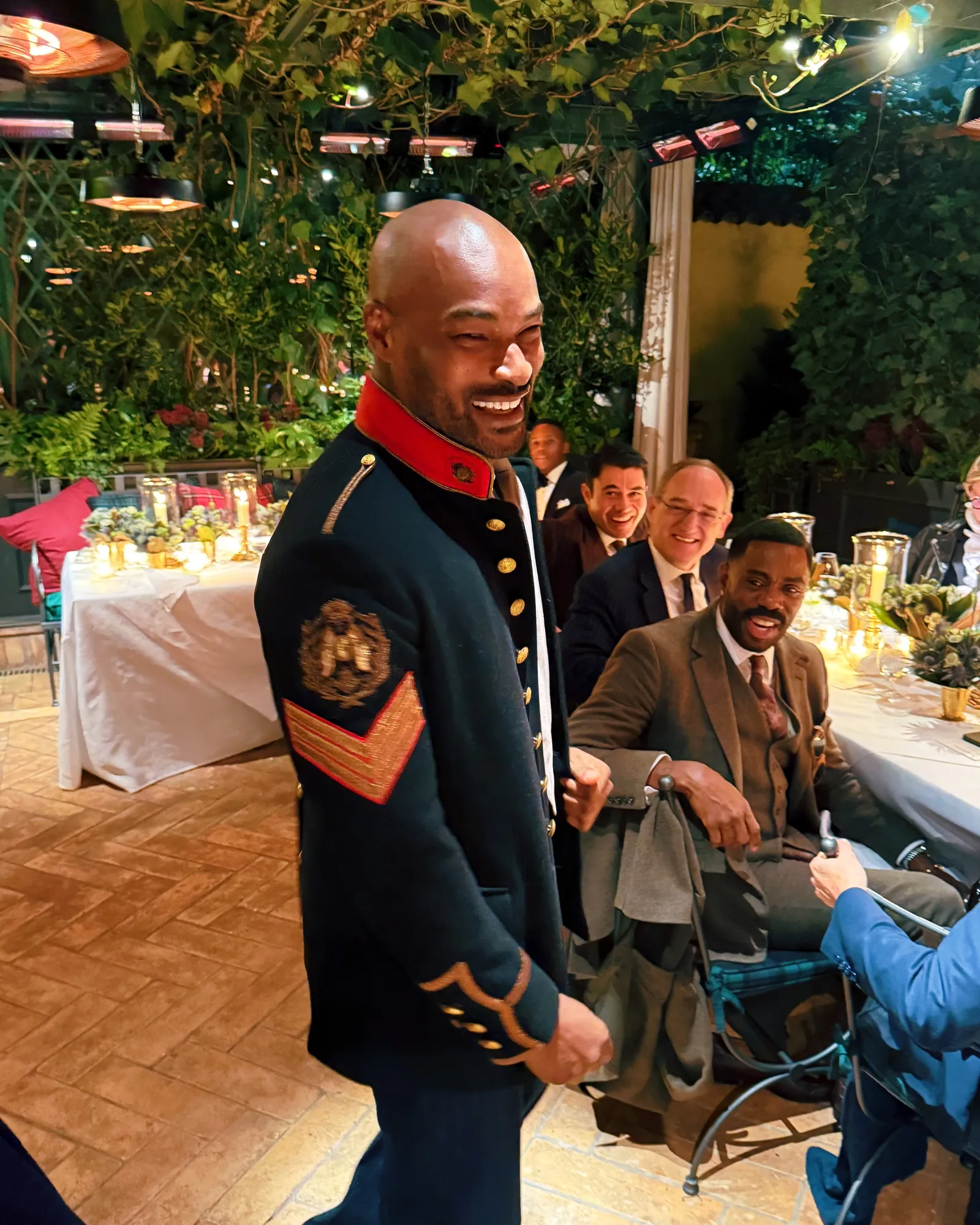 התמונה עשויה להכיל את Tyson Beckford Colman Domingo Steve Bacic A Boogie wit da Hoodie קצין וצבא למבוגרים