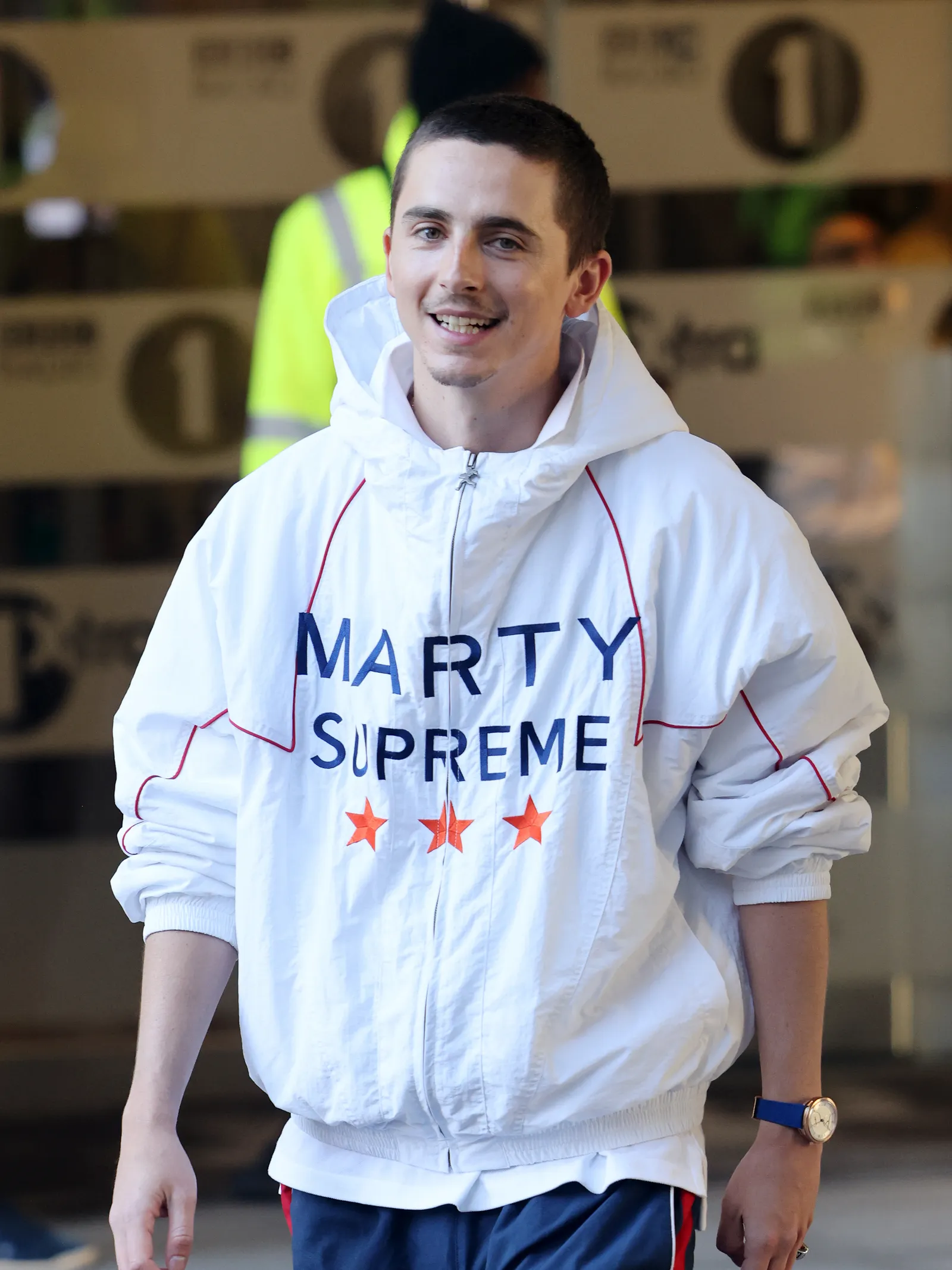 התמונה עשויה להכיל את Timothe Chalamet בגדי סריגים סוודר סווטשירט קפוצ'ון אדם מבוגר חולצת טריקו פנים וראש