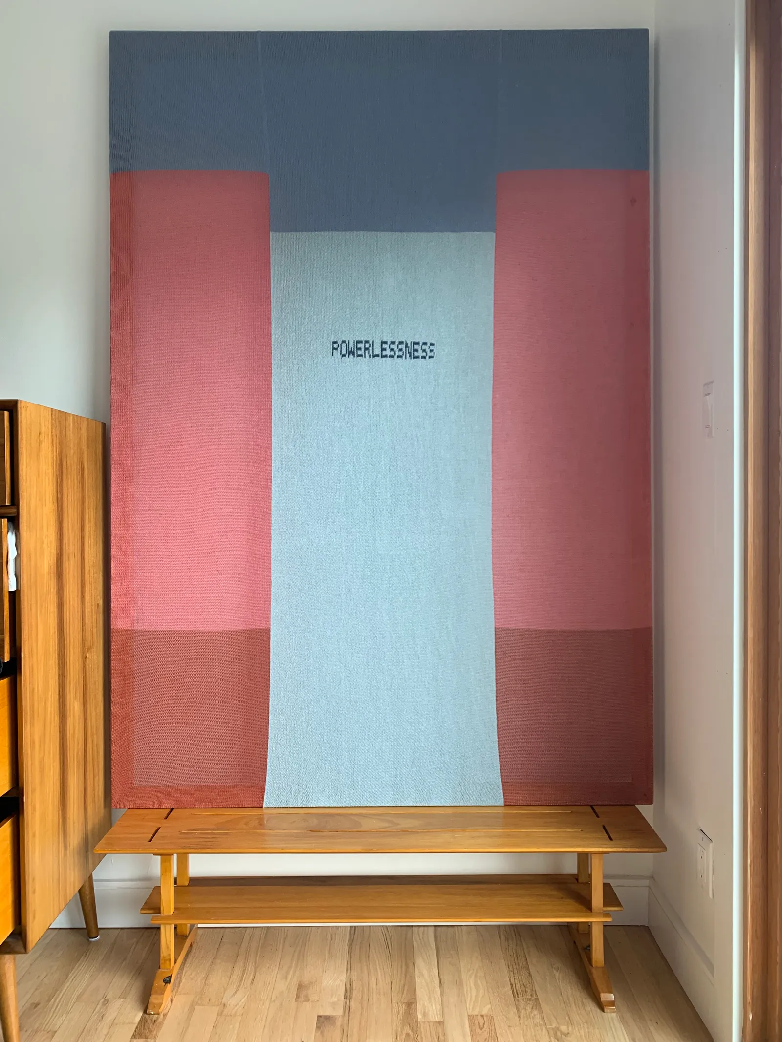 התמונה עשויה להכיל קנבס פנים ועיצוב פנים