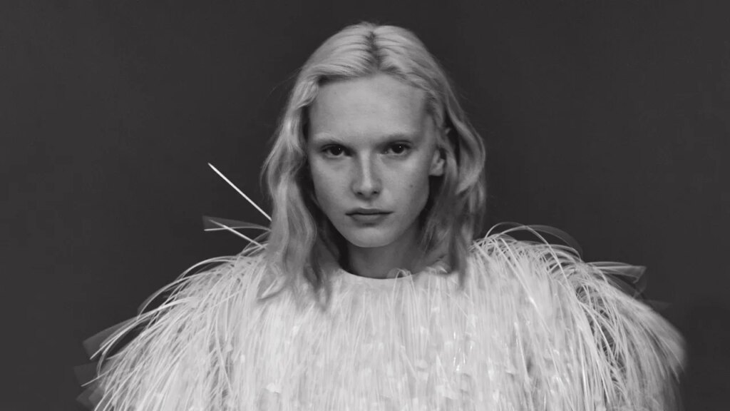 הדוגמנית אלכס קונסני אומרת שהיא "בנתה קהילה וקול לעצמי" באינטרנט