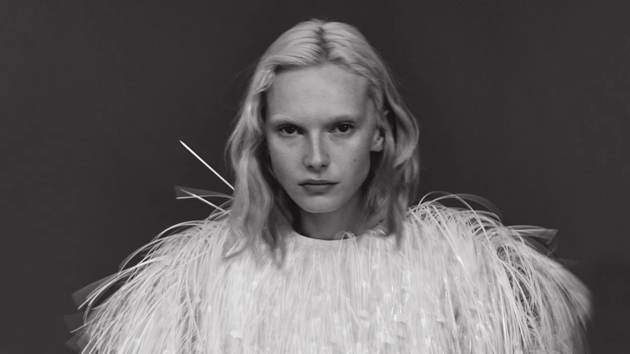 הדוגמנית אלכס קונסני אומרת שהיא "בנתה קהילה וקול לעצמי" באינטרנט