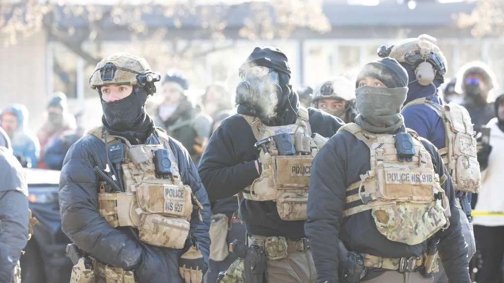 סוכנים פדרליים יורים באיש במיניאפוליס