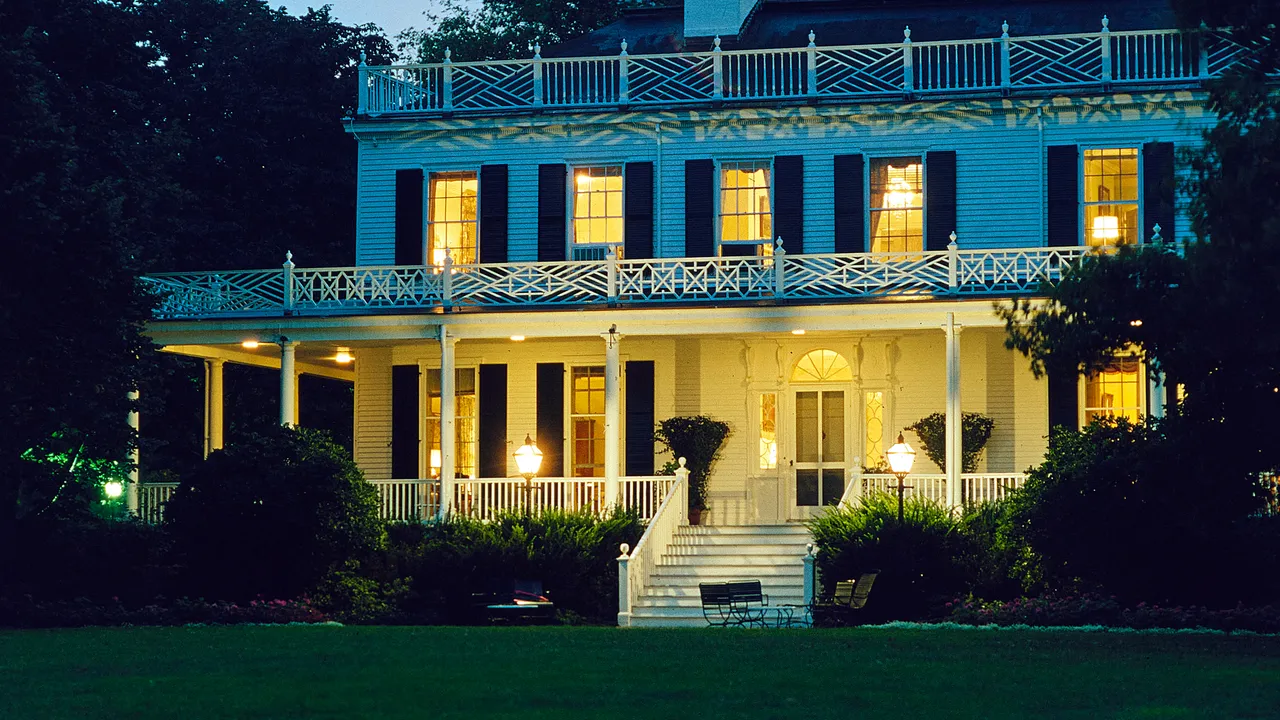 רוחות הרפאים של אחוזת גרייסי, אשר זוהראן ממדאני ורמה דוואג'י מכנים כעת הביתה