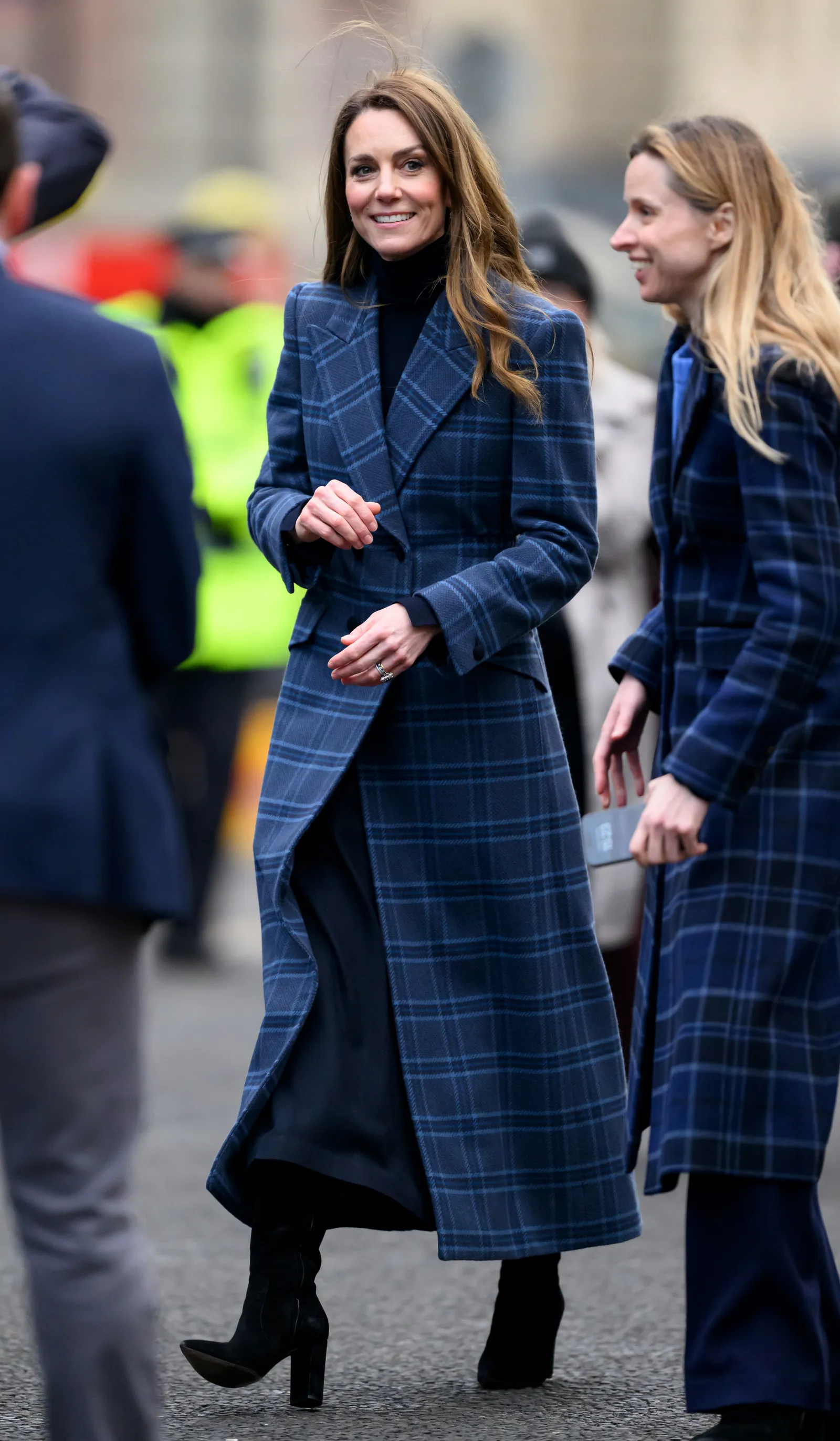 התמונה עשויה להכיל ביגוד מעיל אדם מבוגר פנים שמח ראש וחיוך